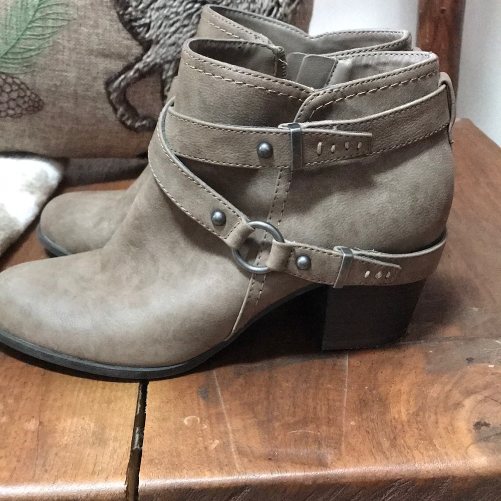Indigo road booties, cute, size 7 1/2. In great condition.
